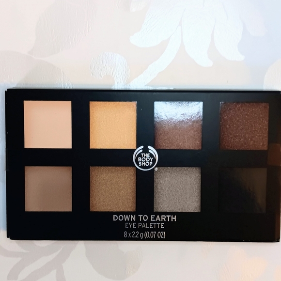 The Body Shop Other - The Body Shop Down to Earth 8-color Eye Shadow Palette